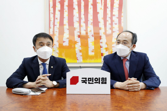 한병도 민주당 원내수석부대표(왼쪽)와 추경호 국민의힘 원내수석부대표가 지난 4일 국회에서 만나 의사일정을 논의하고 있다. 연합뉴스